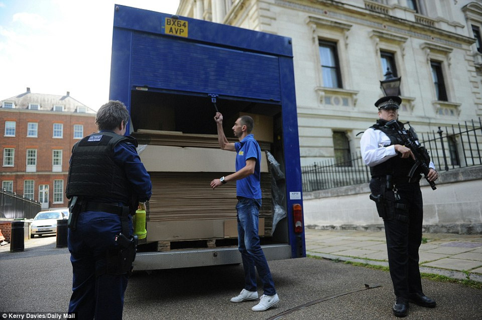 Những chiếc xe tải chở đầy hộp carton, có vẻ như để phục vụ việc vận chuyển đồ đạc ra khỏi ngôi nhà. (Nguồn: Dailymail)