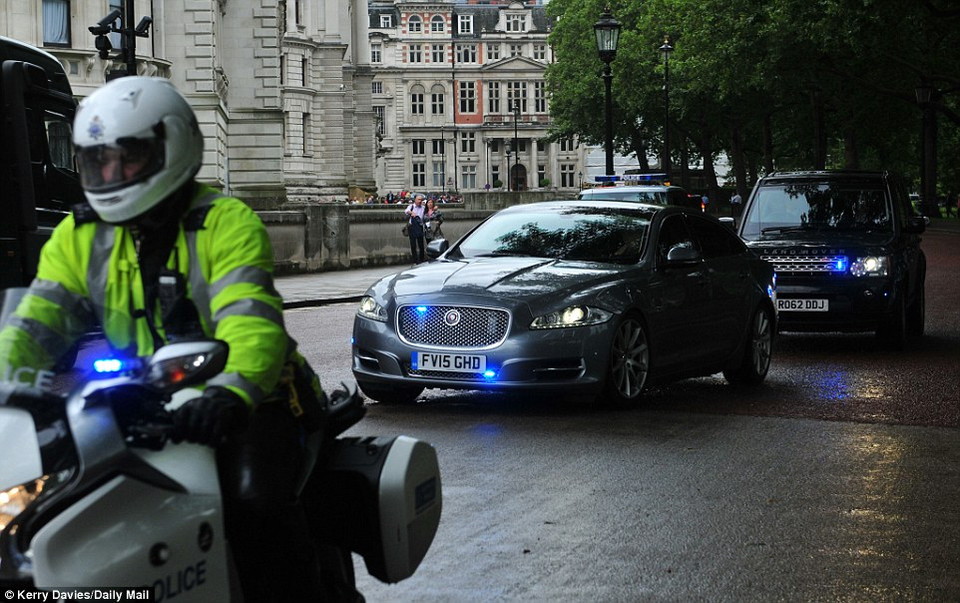 Ông David Cameron rời khỏi tòa nhà, trong khi công việc dọn dẹp đồ đạc vẫn tiếp tục diễn ra. (Nguồn: Dailymail)