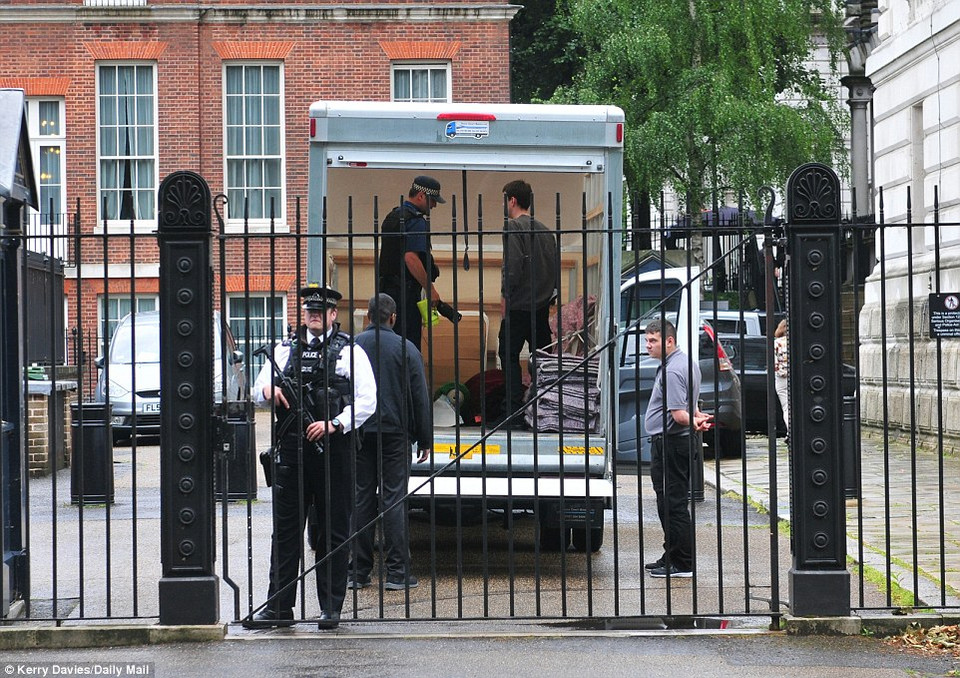 Cảnh sát đang kiểm tra đồ đạc trong thùng xe. (Nguồn: Dailymail)