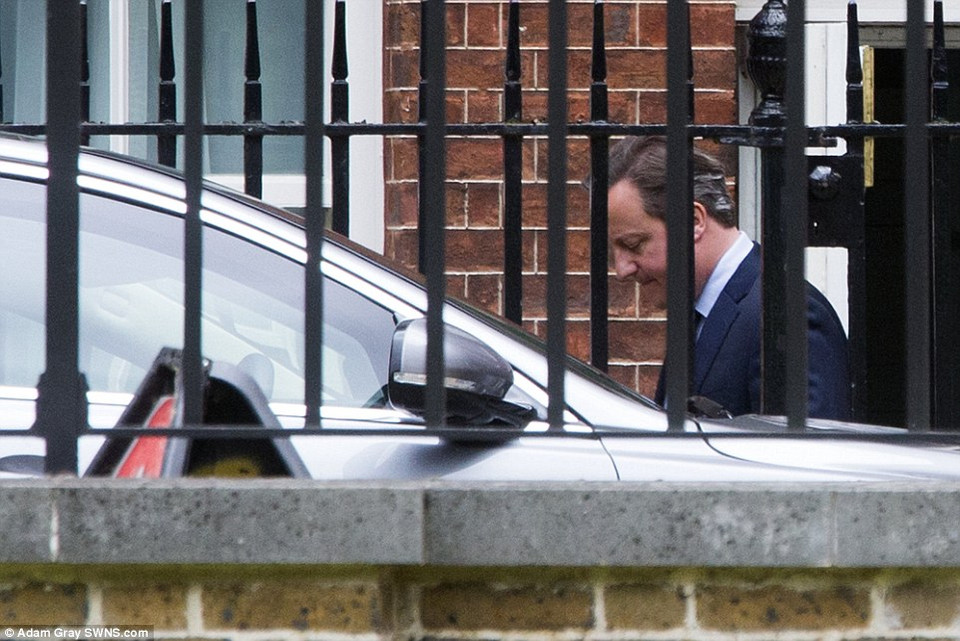 Thủ tướng Anh tránh các phóng viên và rời số 10 phố Downing theo đường cửa sau. (Nguồn: Dailymail)