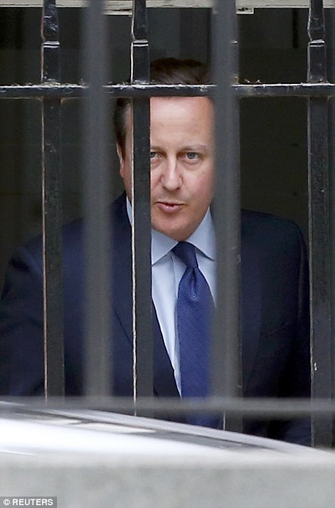 Ông Cameron rời tòa nhà theo đường cửa sau. (Nguồn: Dailymail)