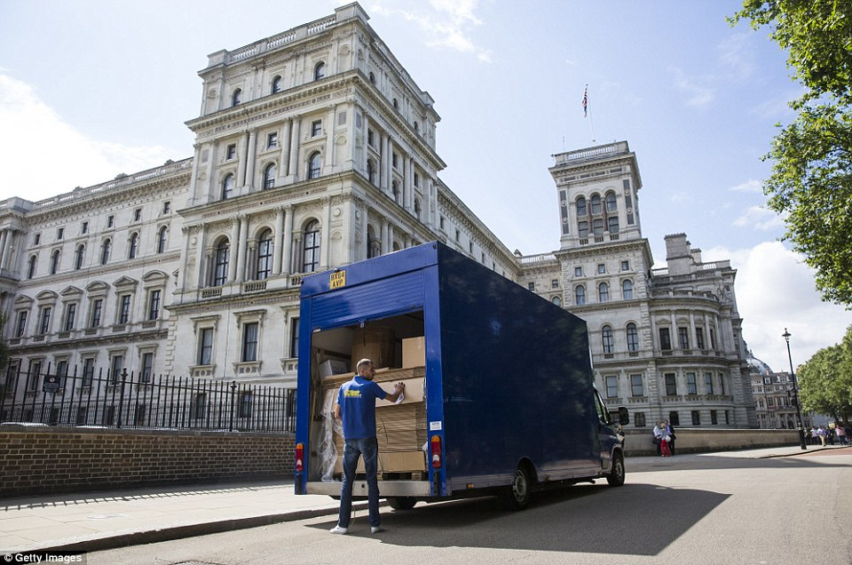 Chiếc xe chở đầy hộp giấy dành cho việc dọn đồ đạc. (Nguồn: Dailymail)