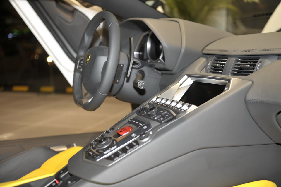 Aventador có khả năng tăng tốc từ 0-100 km/h chỉ trong 2.9 giây trước khi đạt tốc độ tối đa 350 km/h