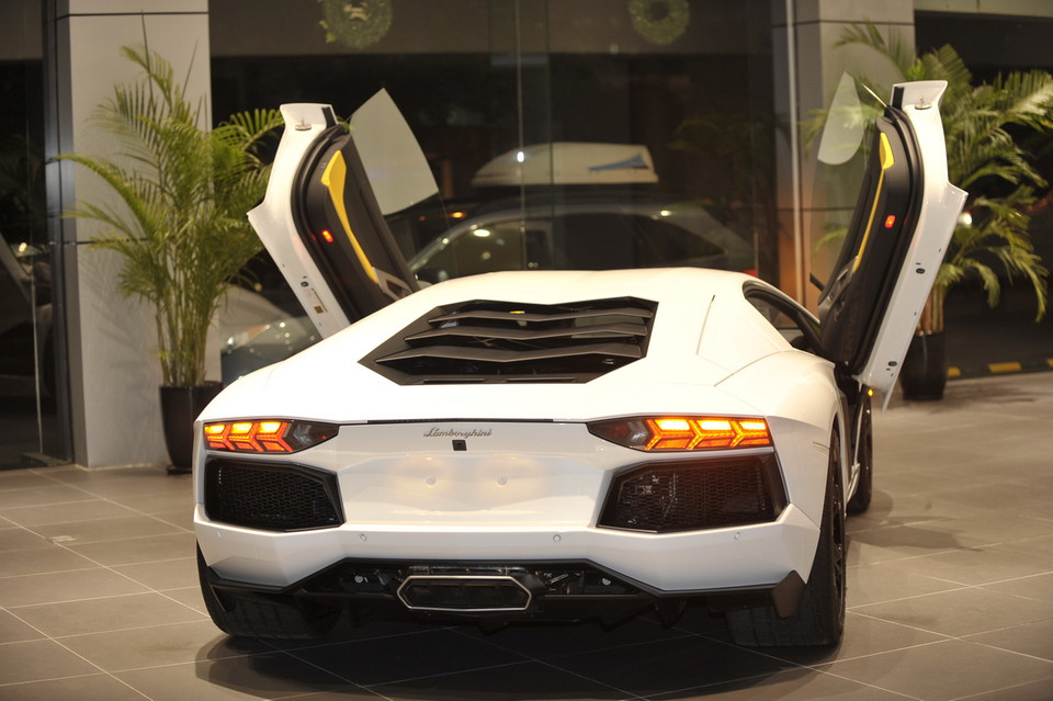 Toàn bộ khung gầm của Aventador LP700-4 được tạo nên từ sợi carbon