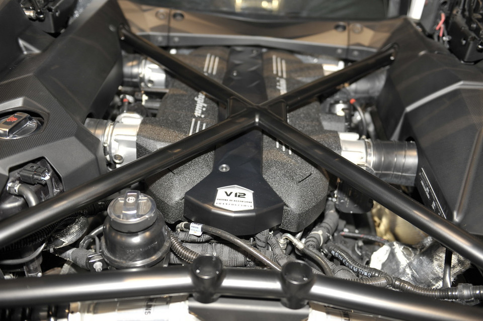 Siêu xe này động cơ dung tích 6.5 lít V12, công suất 700 mã lực tại vòng tua 8.250 vòng/phút và mô-men xoắn 690Nm tại vòng tua 5.500 vòng/phút