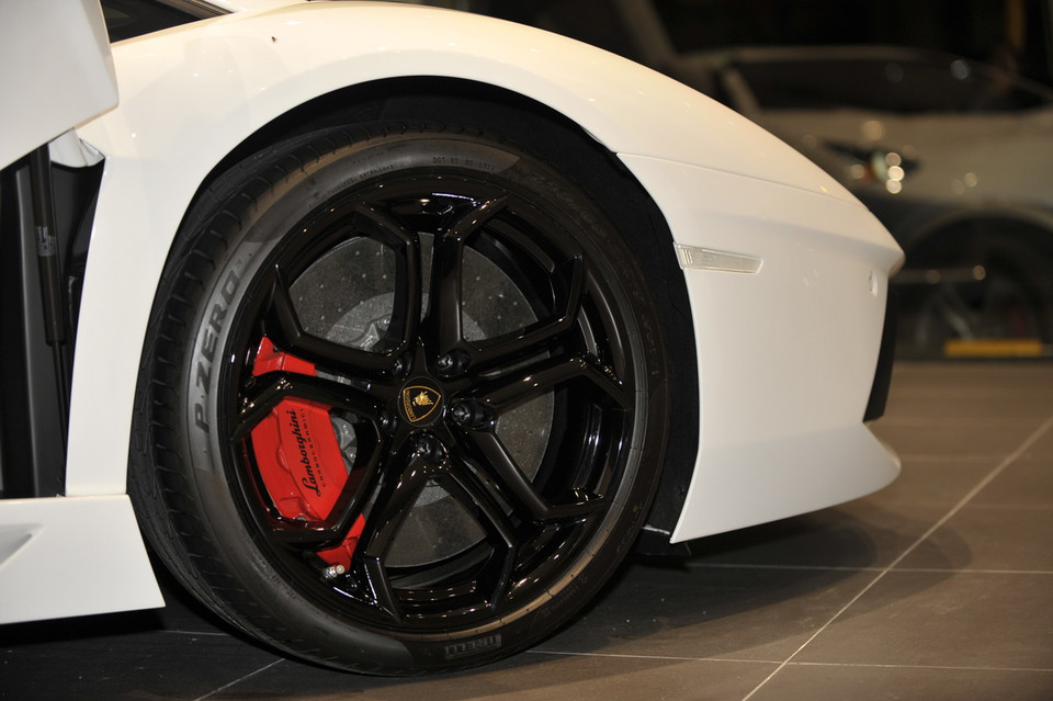  Thiết kế ngoại thất và nội thất của Aventador lấy cảm hứng theo máy bay chiến đấu tàng hình của Mỹ