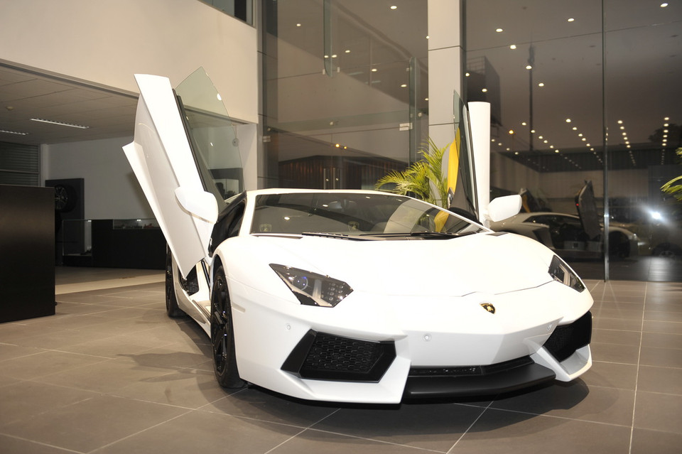 Chiếc xe có màu trắng nổi bật