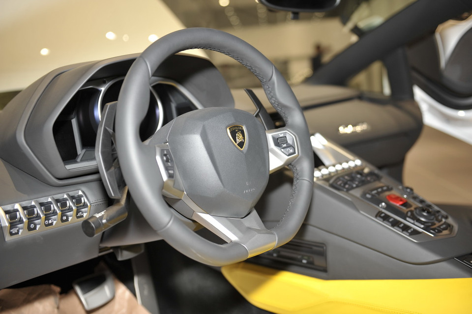 Tay lái thể thao đa chức năng, bọc da, tích hợp cần số, và hỗ trợ các chức năng khác