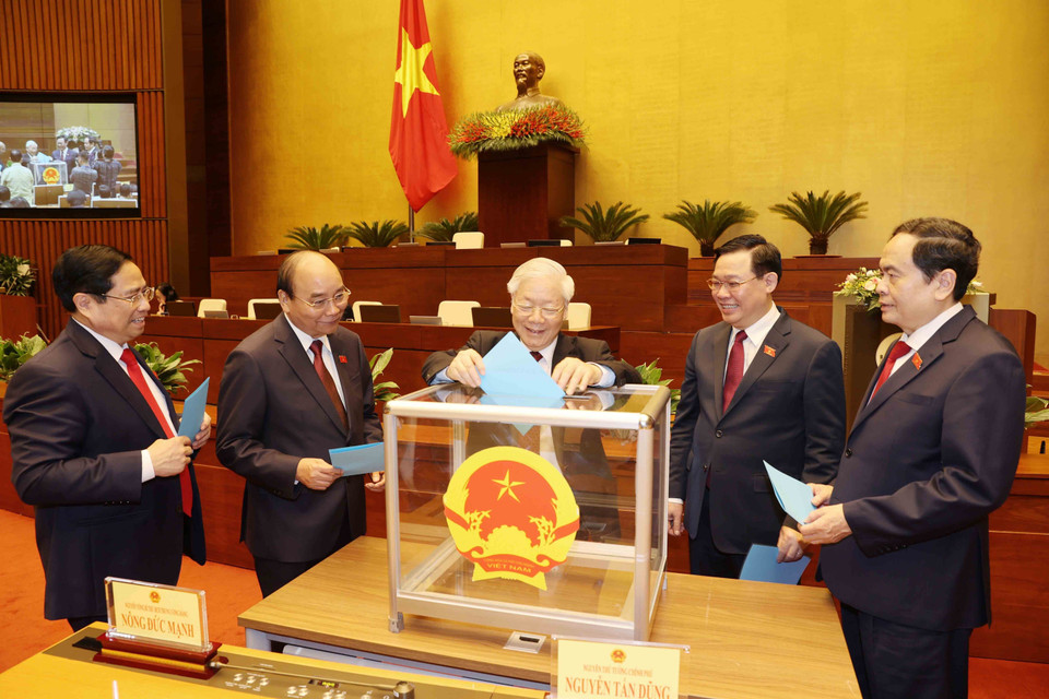 Tổng Bí thư Nguyễn Phú Trọng và các đồng chí lãnh đạo Đảng, Nhà nước bỏ phiếu phê chuẩn danh sách Phó Chủ tịch và một số Ủy viên Hội đồng Quốc phòng và An ninh. (Ảnh: Trí Dũng/TTXVN)