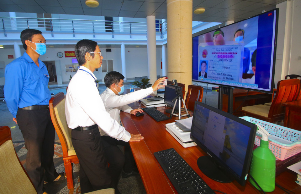 Người dân thực hiện ứng dụng Công nghệ trí tuệ nhân tạo (AI). (Ảnh: Duy Khương/TTXVN)