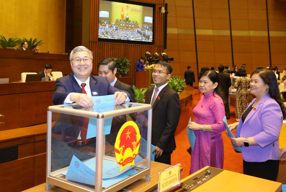 Các đại biểu Quốc hội bỏ phiếu thông qua Nghị quyết phê chuẩn danh sách Phó Chủ tịch và một số Ủy viên Hội đồng Quốc phòng và An ninh. (Ảnh: Văn Điệp/TTXVN)