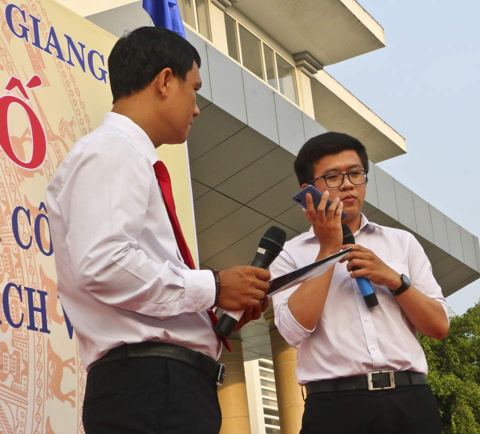 Người dân thực hiện quay số Tổng đài giải đáp thắc mắc dịch vụ công trên đầu số 1900866895 tại lễ công bố. (Ảnh: Duy Khương/TTXVN)