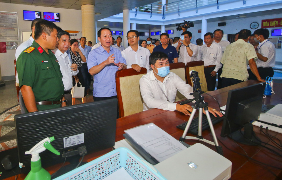 Các đại biểu tham quan ứng dụng Công nghệ trí tuệ nhân tạo (AI) tại Trung tâm. (Ảnh: Duy Khương/TTXVN)