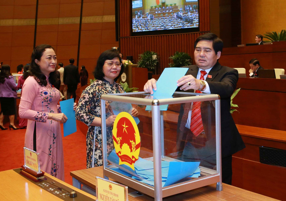 Đại biểu Quốc hội bỏ phiếu phê chuẩn đề nghị của Chủ tịch nước về danh sách Phó Chủ tịch và một số Ủy viên Hội đồng Quốc phòng và An ninh. (Ảnh: Phương Hoa/TTXVN)