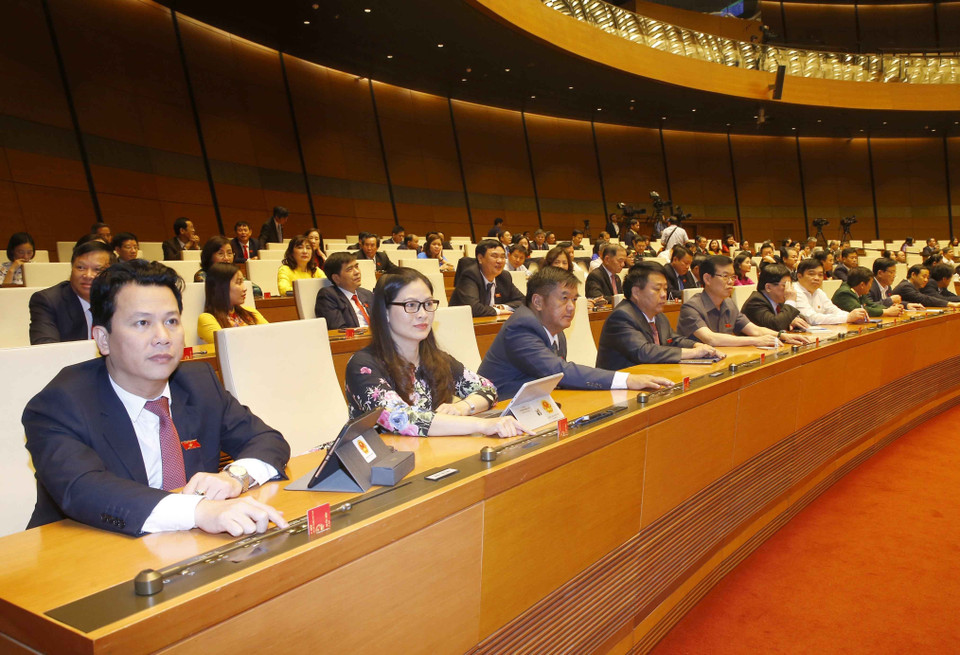 Đại biểu Quốc hội tỉnh Hà Giang biểu quyết thông qua Nghị quyết phê chuẩn danh sách Phó Chủ tịch và một số Ủy viên Hội đồng Quốc phòng và An ninh. (Ảnh: Doãn Tấn/TTXVN)