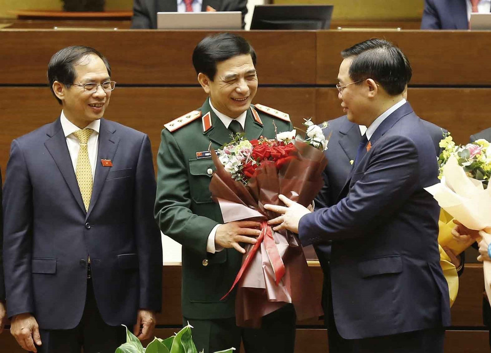 Chủ tịch Quốc hội Vương Đình Huệ tặng hoa chúc mừng Bộ trưởng Bộ Quốc phòng Phan Văn Giang. (Ảnh: Doãn Tấn/TTXVN)