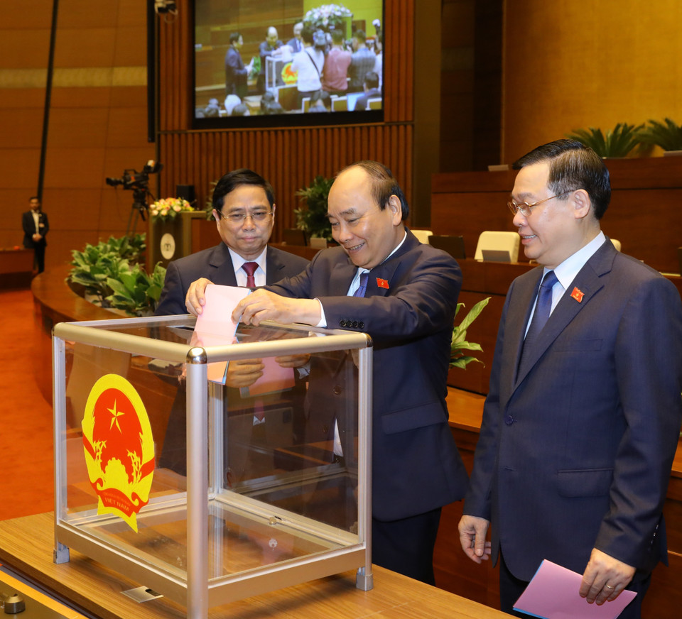Chủ tịch nước Nguyễn Xuân Phúc, Thủ tướng Phạm Minh Chính, Chủ tịch Quốc hội Vương Đình Huệ bỏ phiếu phê chuẩn đề nghị việc bổ nhiệm một số Phó Thủ tướng Chính phủ, một số Bộ trưởng và thành viên khác của Chính phủ. (Ảnh: Văn Điệp/TTXVN)
