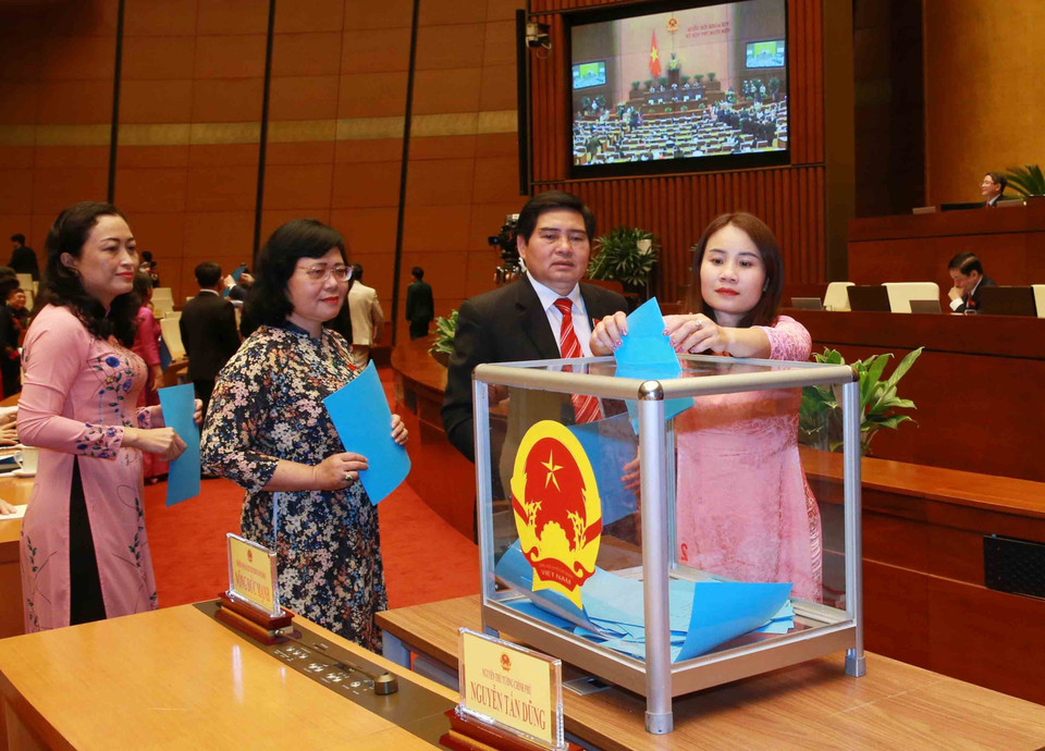 Đại biểu Quốc hội bỏ phiếu phê chuẩn đề nghị của Chủ tịch nước về danh sách Phó Chủ tịch và một số Ủy viên Hội đồng Quốc phòng và An ninh. (Ảnh: Phương Hoa/TTXVN)