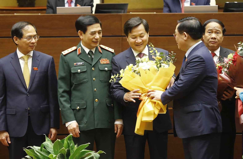 Chủ tịch Quốc hội Vương Đình Huệ tặng hoa chúc mừng Phó Thủ tướng Chính phủ Lê Minh Khái. (Ảnh: Doãn Tấn/TTXVN)