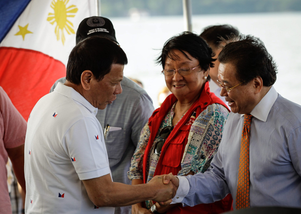 Tổng thống Philippines Rodrigo Duterte (trái) và Đại sứ Việt Nam tại Philippines Trương Triều Dương (phải) tại sự kiện. (Nguồn: EPA/TTXVN)