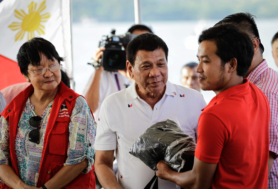  Tổng thống Philippines Rodrigo Duterte và các ngư dân Việt Nam. (Nguồn: EPA/TTXVN)