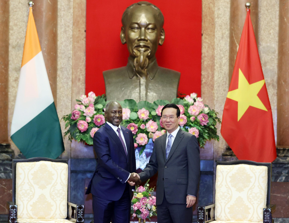 Chủ tịch nước Võ Văn Thưởng bắt tay Chủ tịch Quốc hội Bờ Biển Ngà (Côte d'Ivoire) Adama Bictogo. (Ảnh: Thống Nhất/TTXVN)