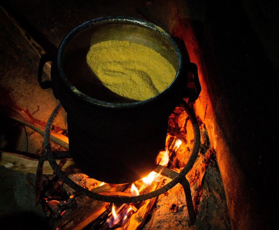 Mèn mén thường được đồ hai đến ba lần bằng chõ gỗ. (Ảnh: Nam Thái/TTXVN)