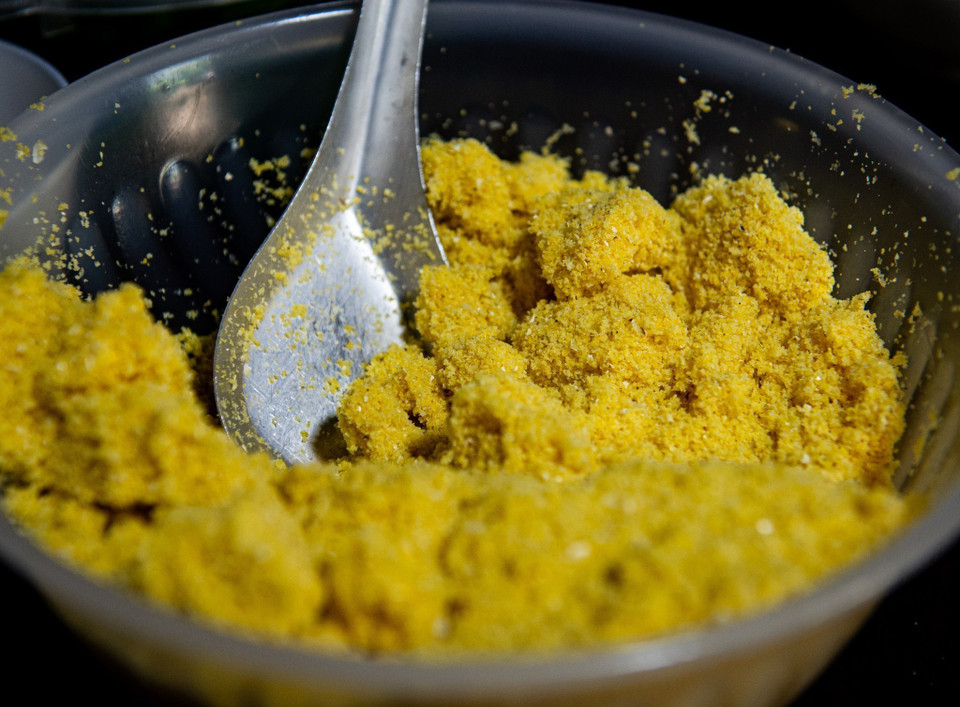 Khi thưởng thức mèn mén, nhai chậm, nhai càng kỹ càng thấy được hương vị đặc trưng: dẻo, thơm, đậm đà. (Ảnh: Nam Thái/TTXVN)