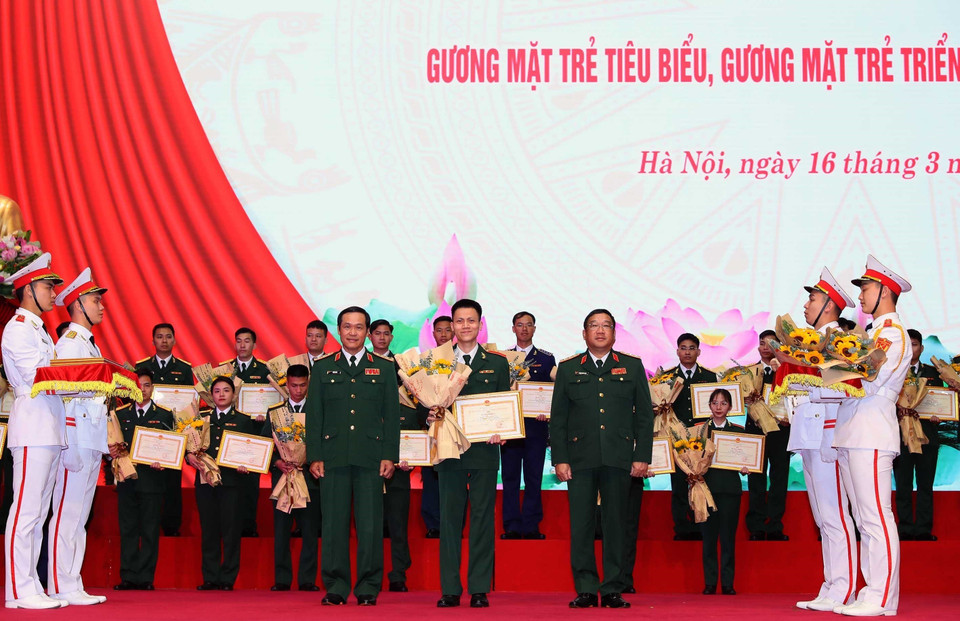 Thượng tướng Vũ Hải Sản, Thứ trưởng Bộ Quốc phòng và Thượng tướng Phạm Hoài Nam, Thứ trưởng Bộ Quốc phòng trao Bằng khen của Tổng cục Chính trị cho các gương mặt trẻ triển vọng toàn quân. (Ảnh: Trọng Đức/TTXVN)