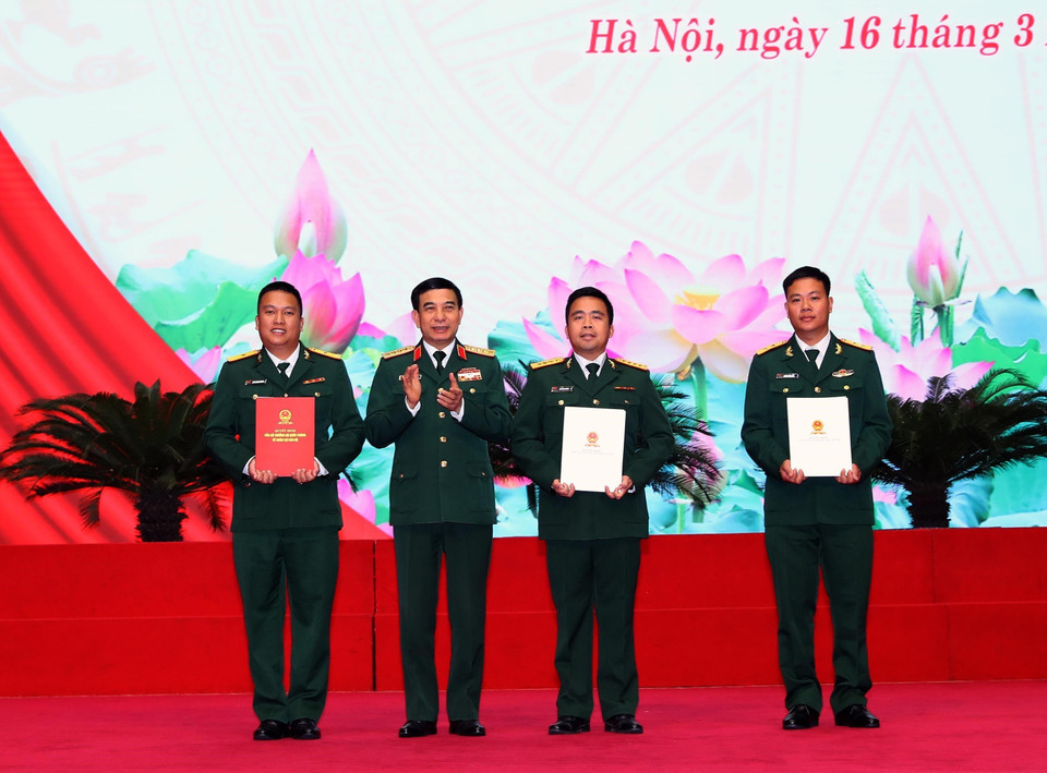Đại tướng Phan Văn Giang, Bộ trưởng Bộ Quốc phòng trao Quyết định của Bộ trưởng Bộ Quốc phòng về thăng quân hàm cho các gương mặt trẻ tiêu biểu. (Ảnh: Trọng Đức/TTXVN)