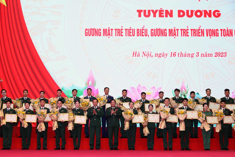 Thượng tướng Vũ Hải Sản, Thứ trưởng Bộ Quốc phòng và Thượng tướng Phạm Hoài Nam, Thứ trưởng Bộ Quốc phòng trao Bằng khen của Tổng cục Chính trị cho các gương mặt trẻ triển vọng toàn quân. (Ảnh: Trọng Đức/TTXVN)