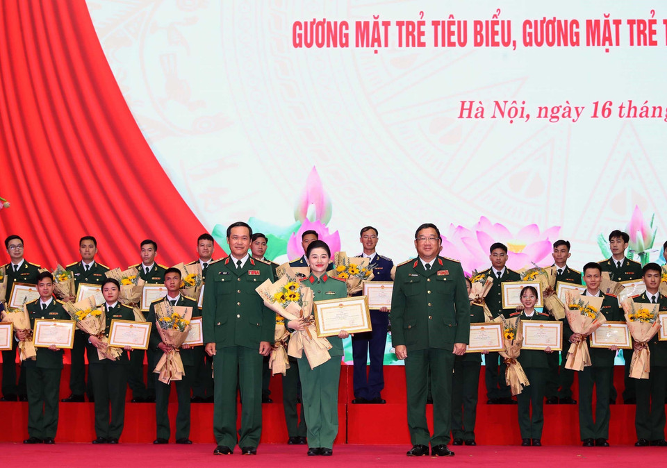 Thượng tướng Vũ Hải Sản, Thứ trưởng Bộ Quốc phòng và Thượng tướng Phạm Hoài Nam, Thứ trưởng Bộ Quốc phòng trao Bằng khen của Tổng cục Chính trị cho các gương mặt trẻ triển vọng toàn quân. (Ảnh: Trọng Đức/TTXVN)
