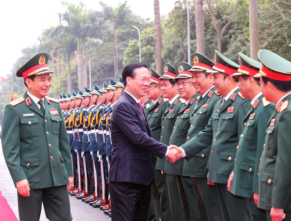 Chủ tịch nước Võ Văn Thưởng với lãnh đạo Bộ Quốc phòng.(Ảnh: Trọng Đức/TTXVN)