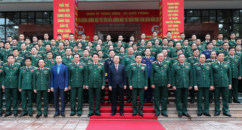 Chủ tịch nước Võ Văn Thưởng cùng các đại biểu tham dự buổi lễ. (Ảnh: Trọng Đức/TTXVN)