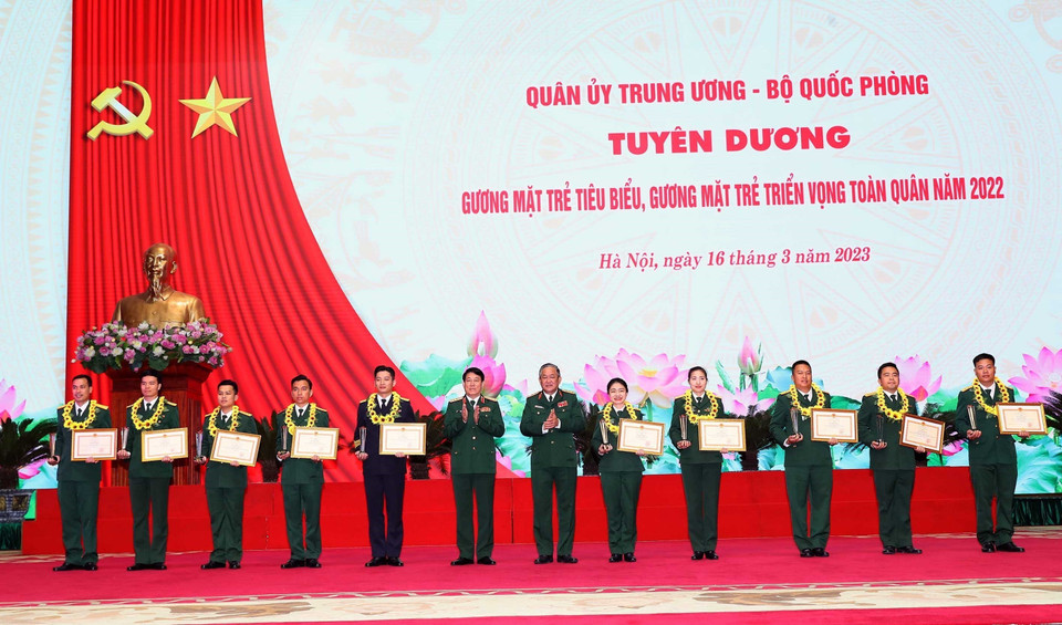 Đại tướng Lương Cường, Chủ nhiệm Tổng cục Chính trị Quân đội nhân dân Việt Nam và Thượng tướng Võ Minh Lương, Thứ trưởng Bộ Quốc phòng trao Bằng khen của Bộ trưởng Bộ Quốc phòng cho 10 gương mặt trẻ tiêu biểu toàn quân. (Ảnh: Trọng Đức/TTXVN)