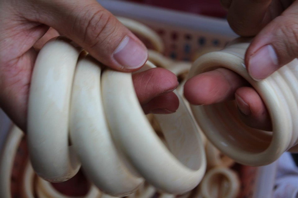 Vòng tay được chế tác từ ngà voi. (Ảnh: PV/Vietnam+)