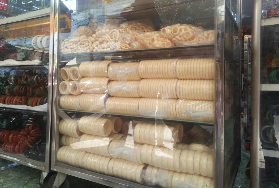 Các sản phẩm chế tác từ ngà voi chất kín trong các tủ kính. (Ảnh: PV/Vietnam+)