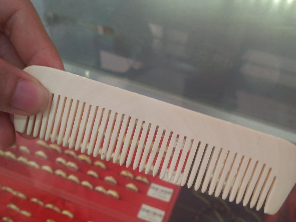 Lược được chế tác từ ngà voi. (Ảnh: PV/Vietnam+)