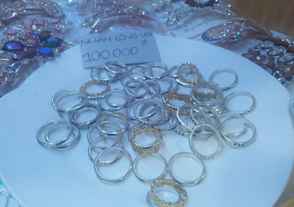 Nhẫn được chế tác cùng lông voi. (Ảnh: PV/Vietnam+)