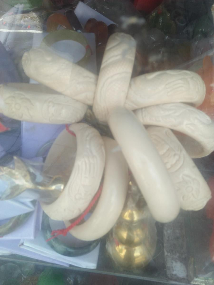 Nhẫn được chế tác từ ngà voi. (Ảnh: PV/Vietnam+)