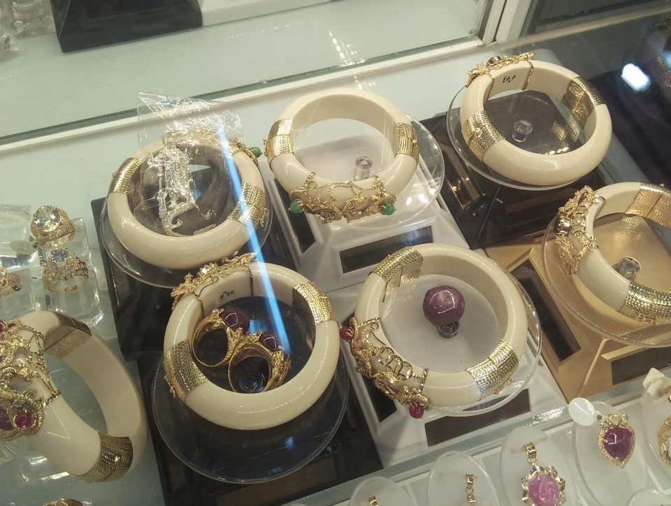 Các sản phẩm được chế tác từ ngà voi. (Ảnh: PV/Vietnam+)