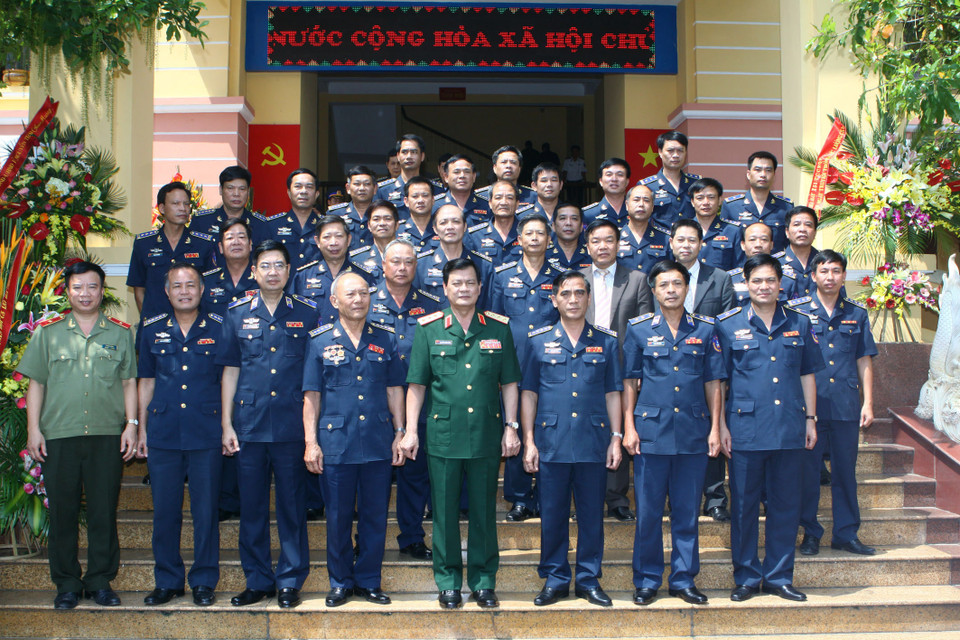 Thượng tướng Nguyễn Thành Cung, Ủy viên Trung ương Đảng, Thứ trưởng Bộ Quốc phòng với cán bộ, chiến sỹ Cảnh sát biển Việt Nam. (Ảnh: Trọng Đức/ TTXVN)