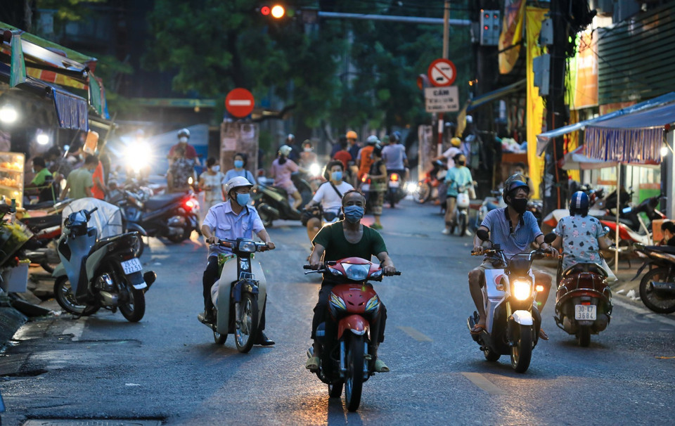 Cuộc sống bình thường đang dần trở lại với người dân phường Chương Dương. (Ảnh: Thành Đạt/TTXVN)