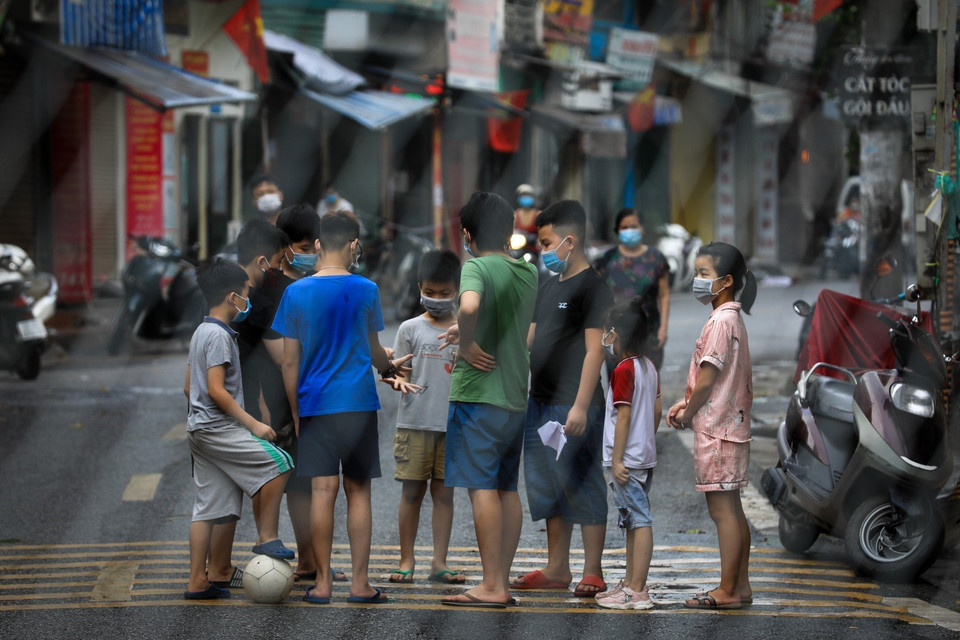 Sau nhiều ngày ở trong nhà các em nhỏ đã được ra đường vui đùa. (Ảnh: Thành Đạt/TTXVN)