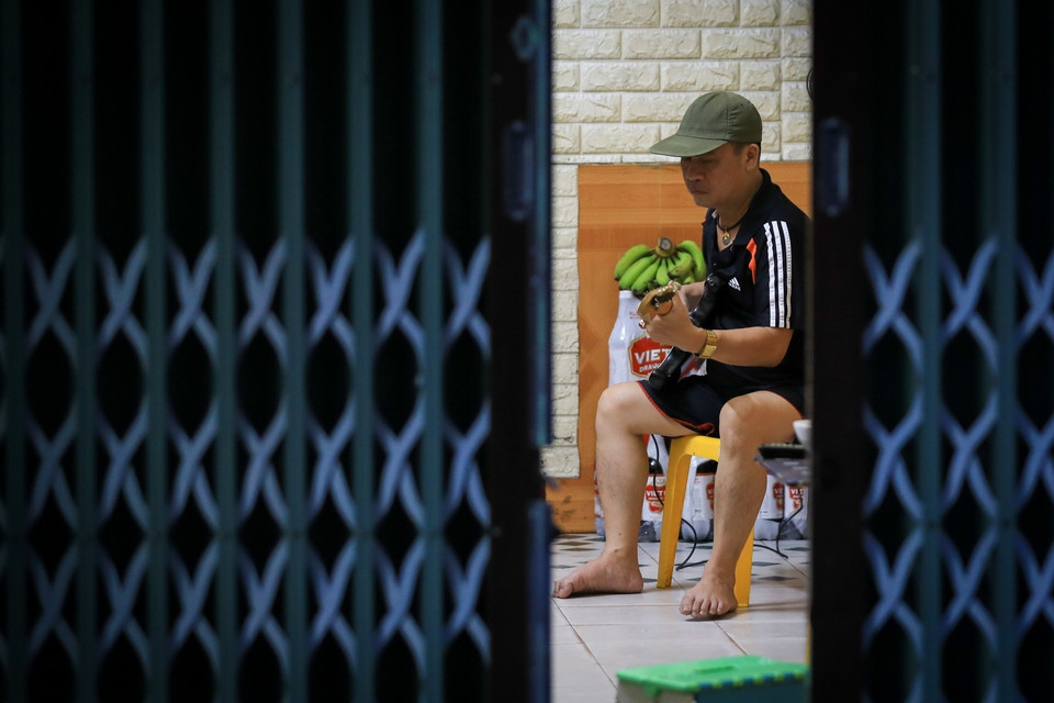 Người dân phường Chương Dương cảm nhận sự thoải mái sau khi địa bàn được dỡ bỏ phong tỏa. (Ảnh: Thành Đạt/TTXVN)