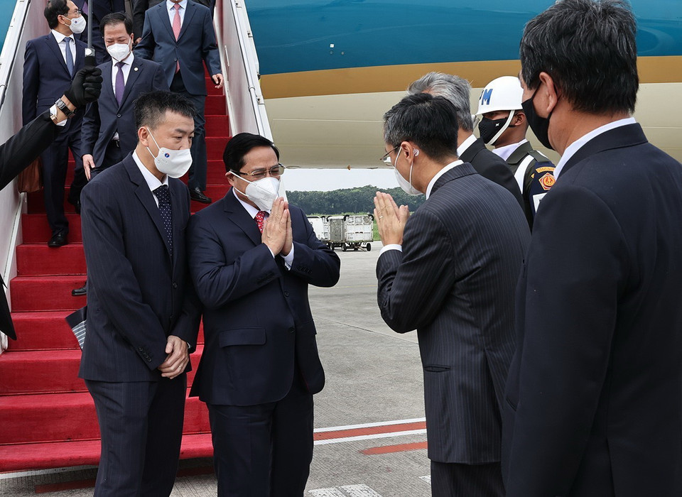 Cán bộ, nhân viên Đại sứ quán Việt Nam tại Indonesia, Phái đoàn thường trực Việt Nam tại ASEAN đón Thủ tướng Phạm Minh Chính tại Sân bay Quốc tế Soekarno-Hatta. (Ảnh: Dương Giang/TTXVN)