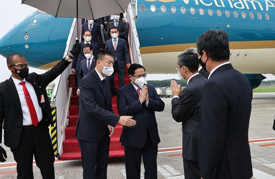 Cán bộ, nhân viên Đại sứ quán Việt Nam tại Indonesia, Phái đoàn thường trực Việt Nam tại ASEAN đón Thủ tướng Phạm Minh Chính tại Sân bay Quốc tế Soekarno-Hatta. (Ảnh: Dương Giang/TTXVN)