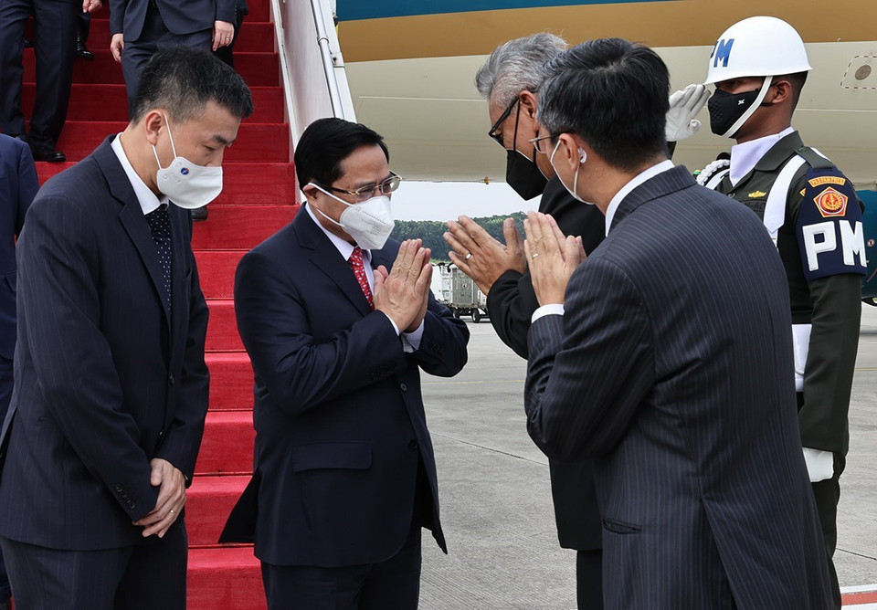 Cán bộ, nhân viên Đại sứ quán Việt Nam tại Indonesia, Phái đoàn thường trực Việt Nam tại ASEAN đón Thủ tướng Phạm Minh Chính tại Sân bay Quốc tế Soekarno-Hatta. (Ảnh: Dương Giang/TTXVN)