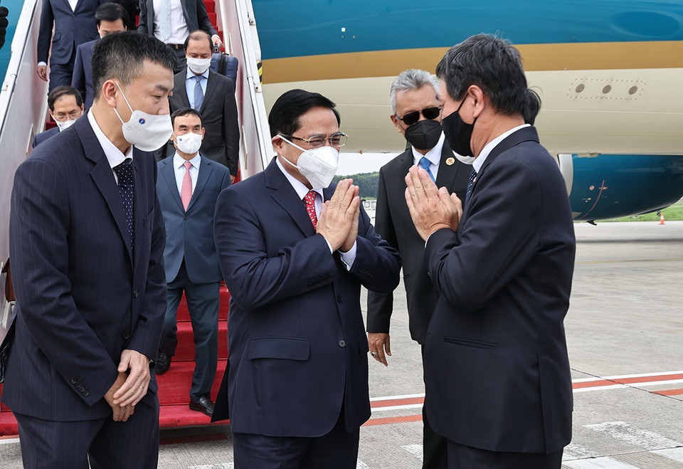 Cán bộ, nhân viên Đại sứ quán Việt Nam tại Indonesia, Phái đoàn thường trực Việt Nam tại ASEAN đón Thủ tướng Phạm Minh Chính tại Sân bay Quốc tế Soekarno-Hatta. (Ảnh: Dương Giang/TTXVN)