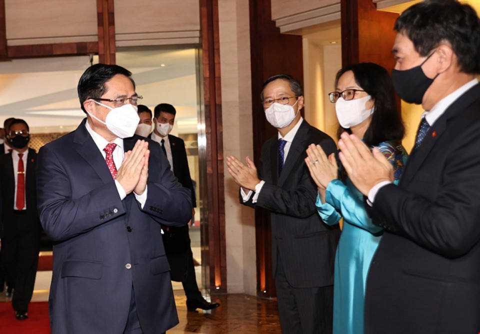 Cán bộ, nhân viên Đại sứ quán Việt Nam tại Indonesia, Phái đoàn thường trực Việt Nam tại ASEAN đón Thủ tướng Phạm Minh Chính. (Ảnh: Dương Giang/TTXVN)